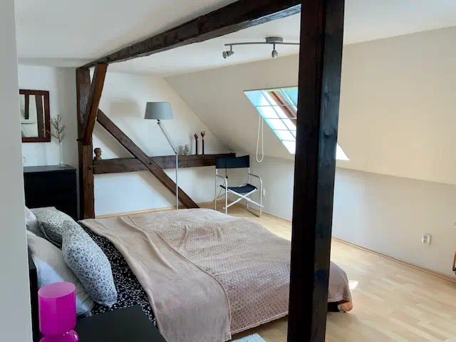 Grote slaapkamer in mooi te koop staand pand, regio Karlsbad.