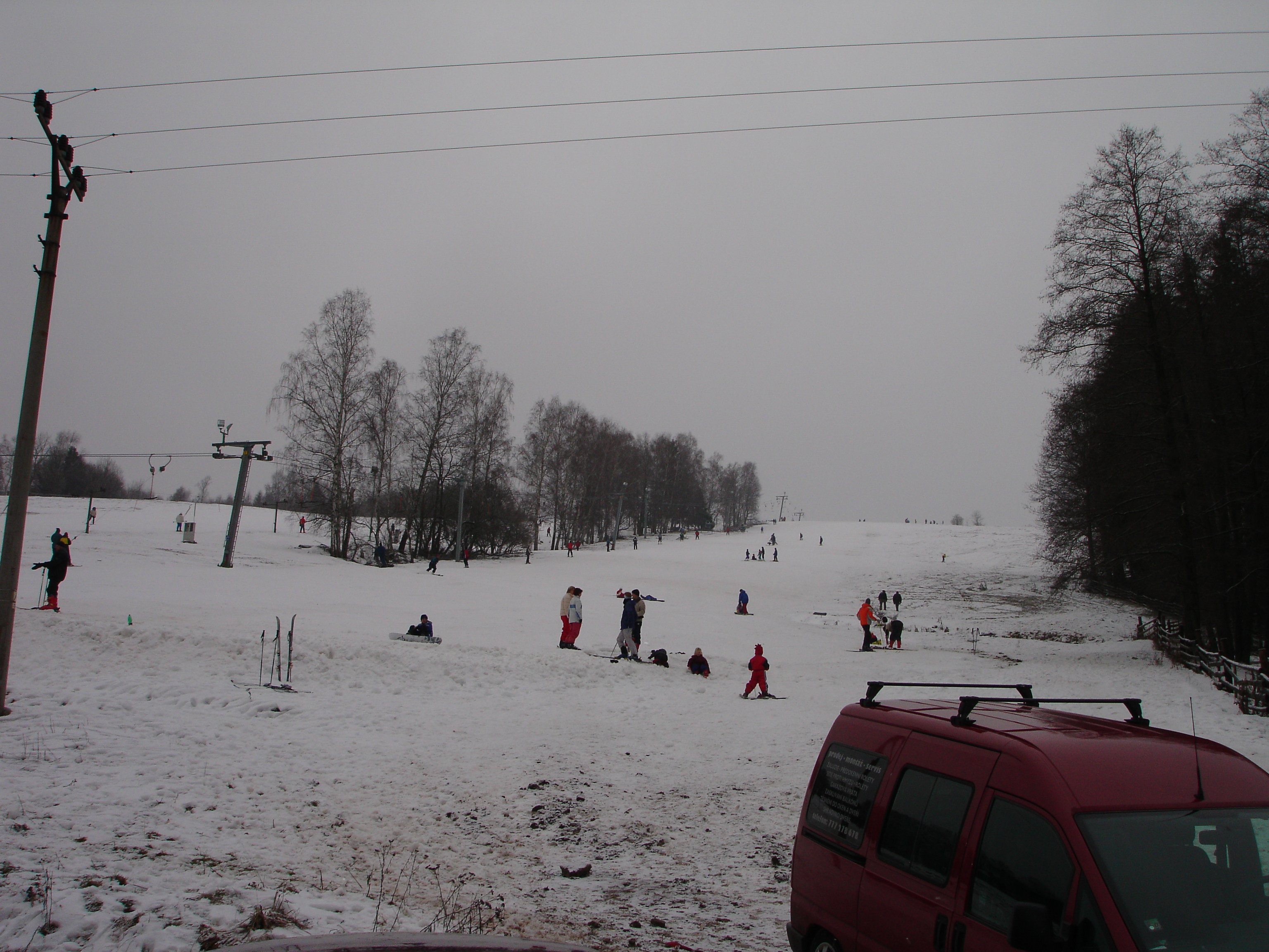 skilift en piste naast perceel
