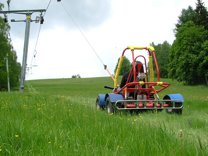 skilift in zomer open naast bouwperceel