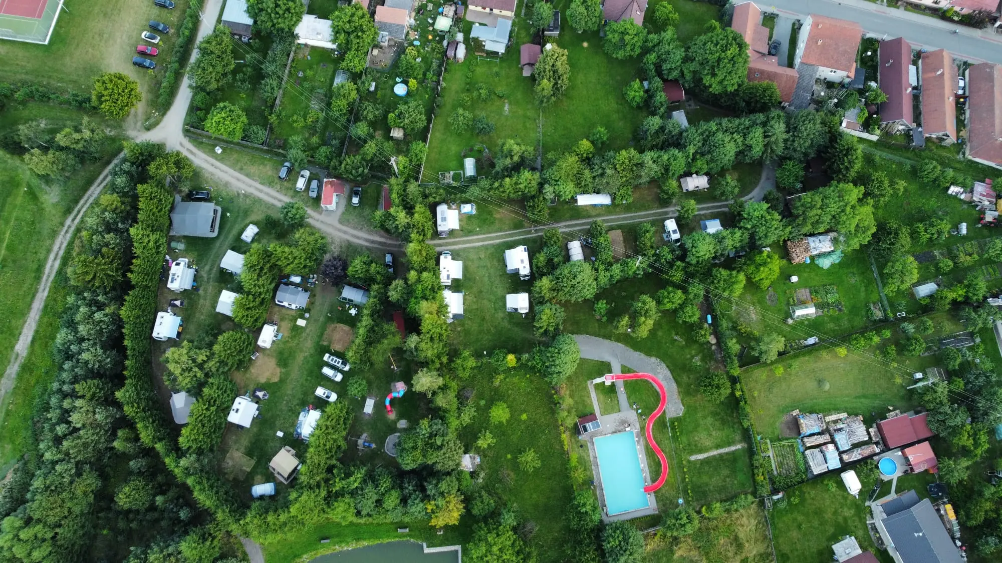 Luchtfoto, camping, te koop in Tsjechie, met zwembad.