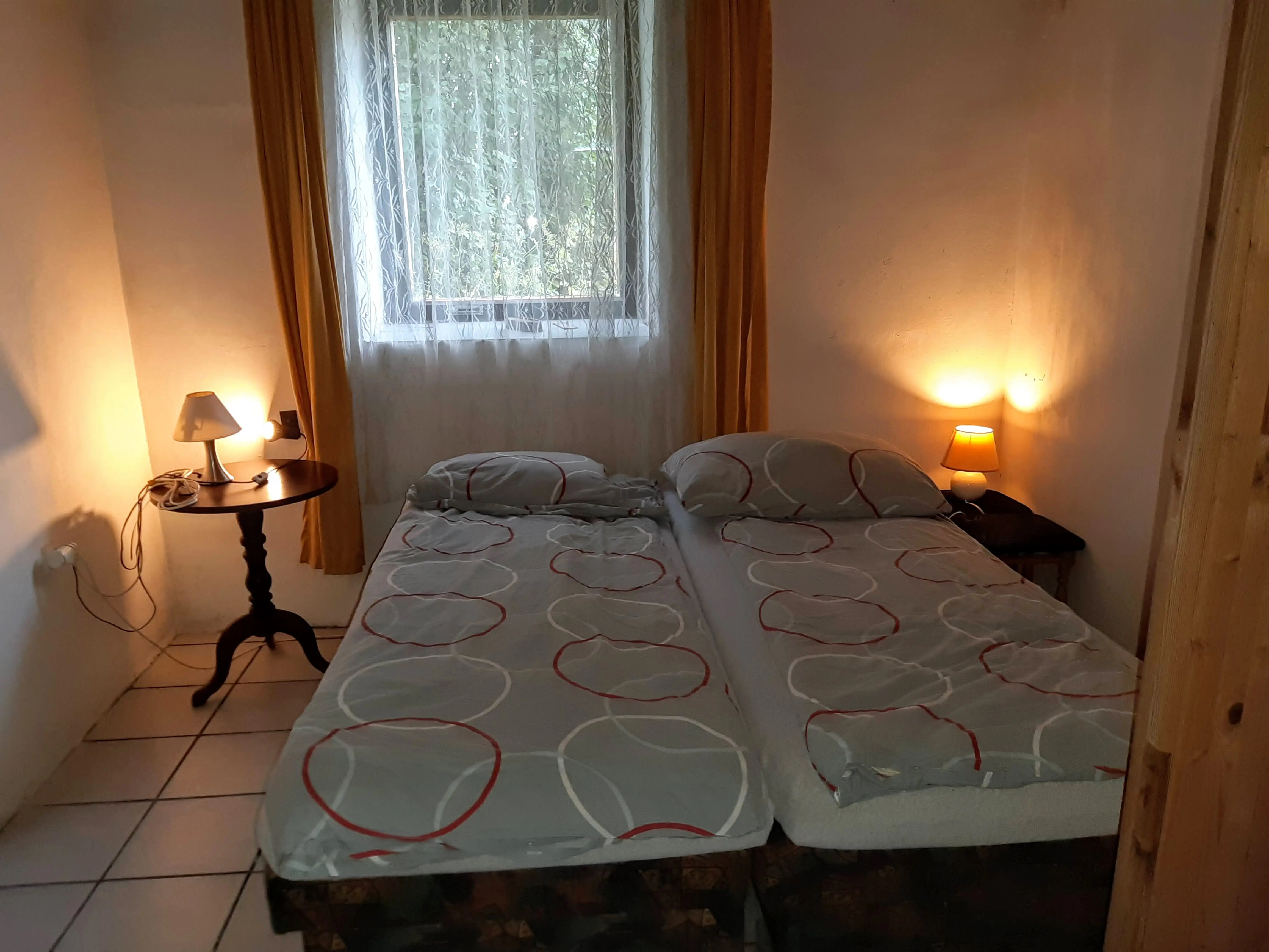 Grote slaapkamer in mooi te koop staand pand, regio Trutnov.