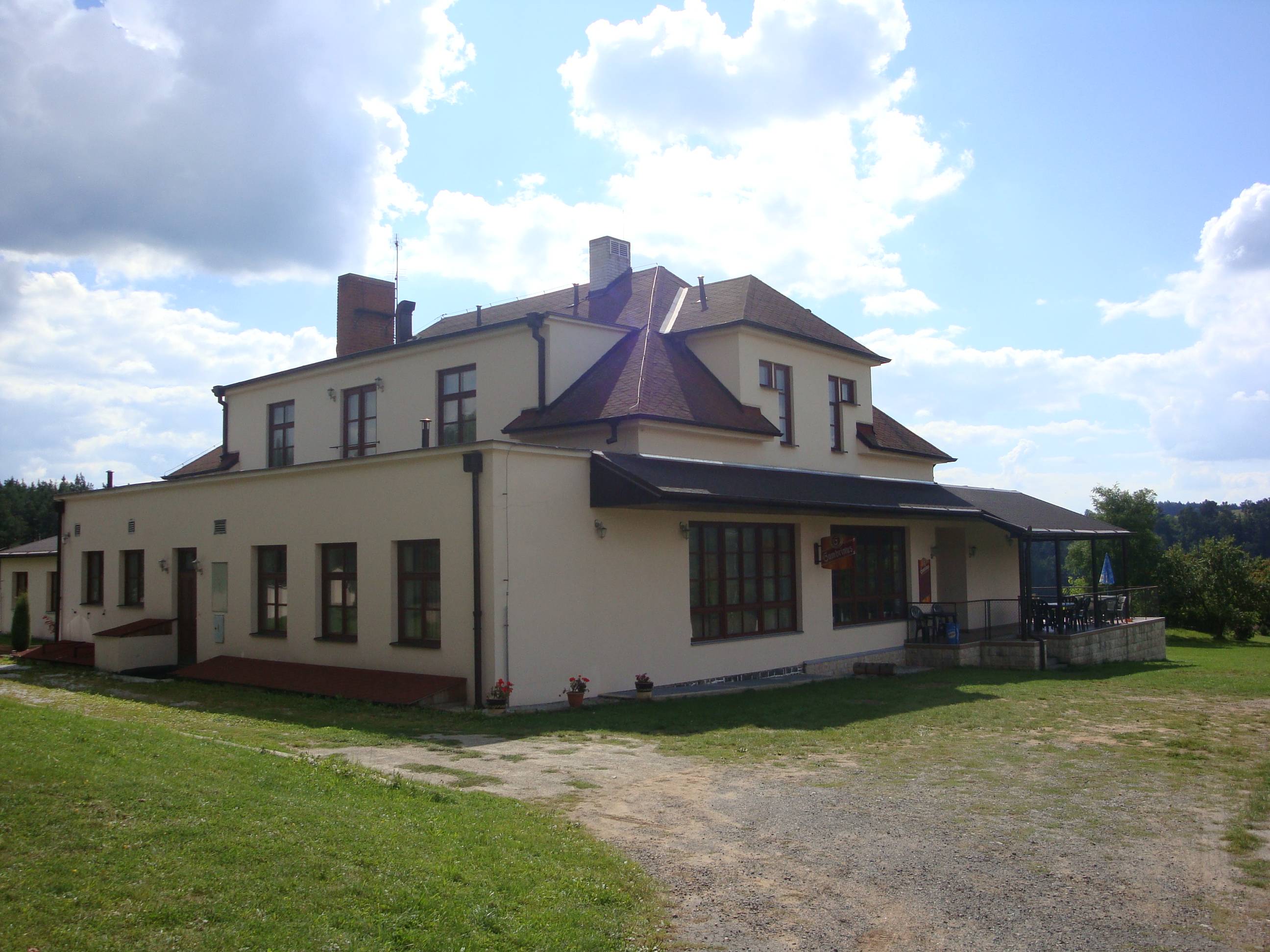 horeca object (B&B, pension, camping), steenworp van Moldau, Midden-Bohemen, Tsjechië