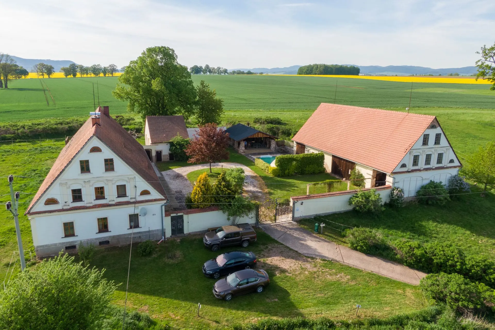 Groot huis, perceel ruim 1 hectare, zwembad, paardenstallen, bij Broumov.