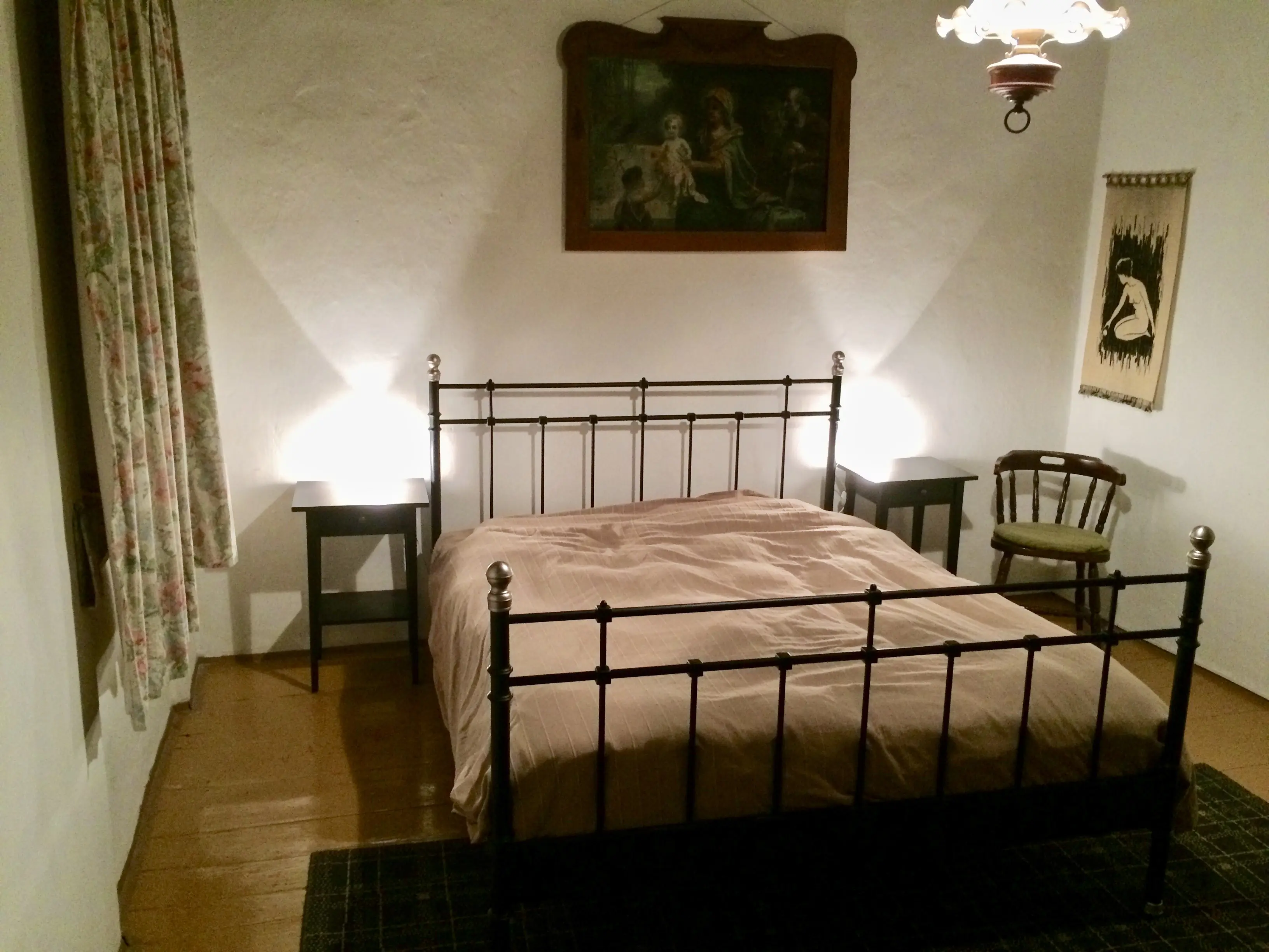 Grote slaapkamer in mooi te koop staand pand, boerderij, regio Broumov.