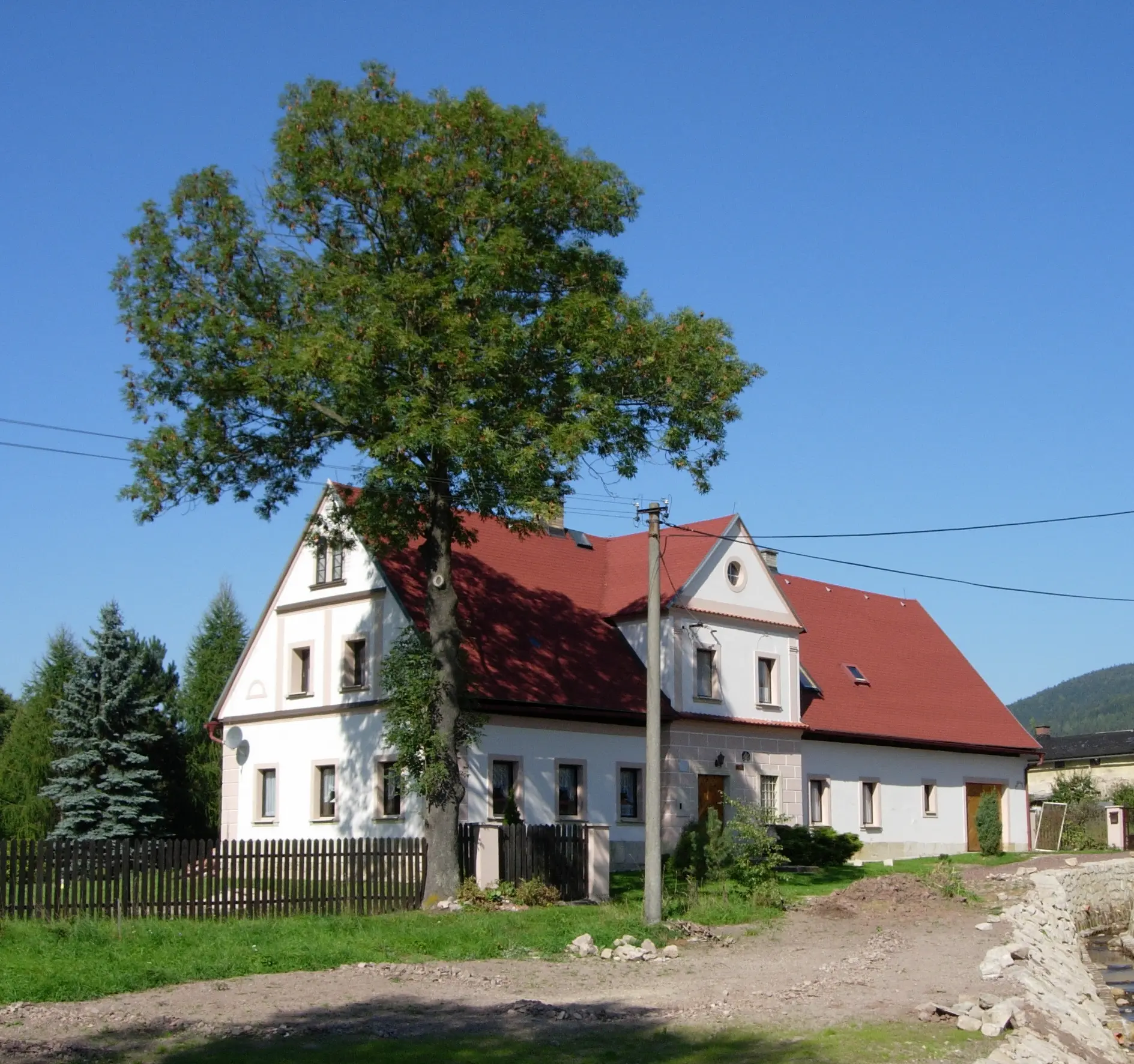 Grote chalupa bij Broumov, gemeente Mezimesti, Tsjechische Republiek.
