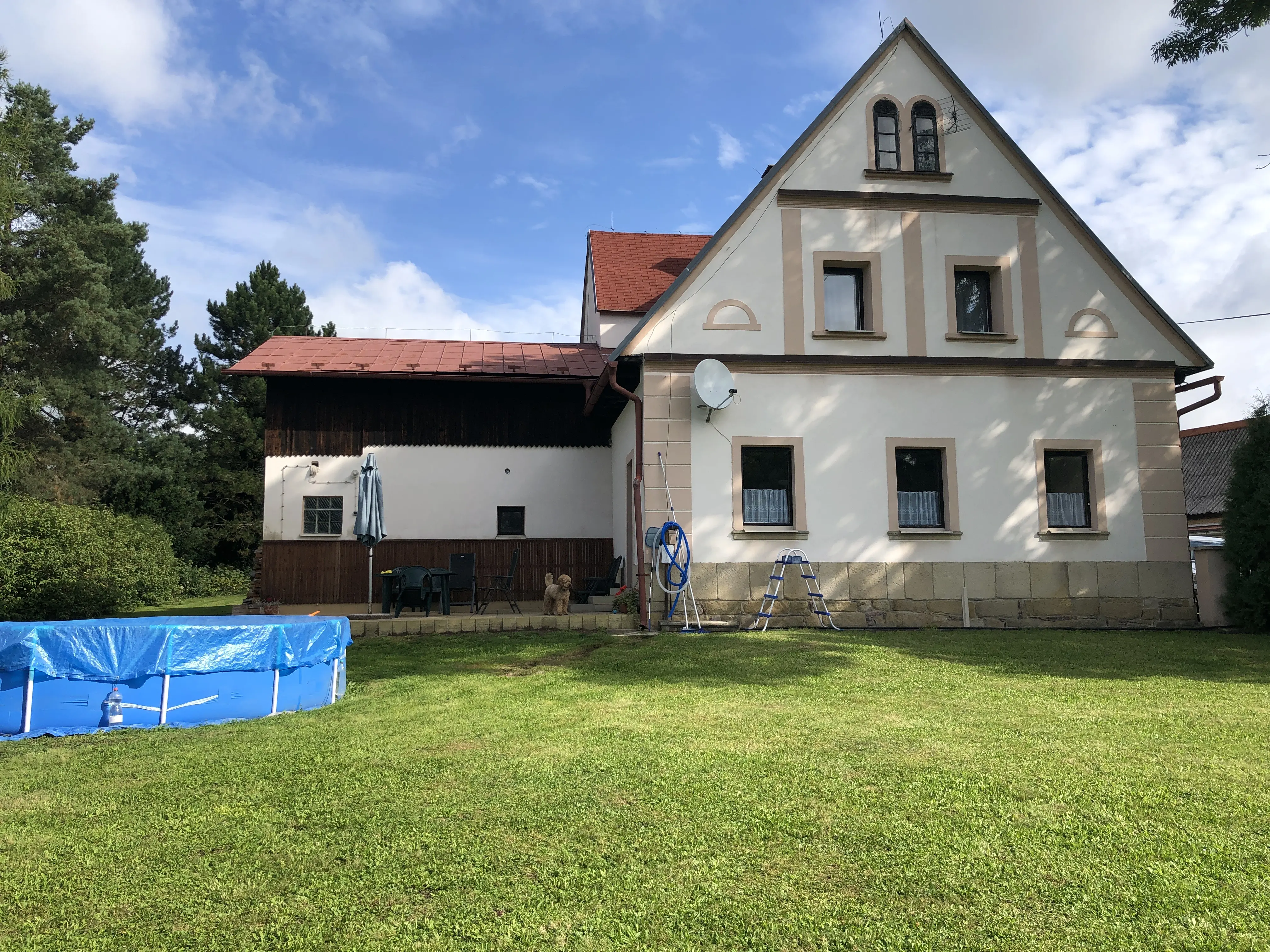 Zijkant met terras en zwembad, te koop bij Broumov, Tsjechie