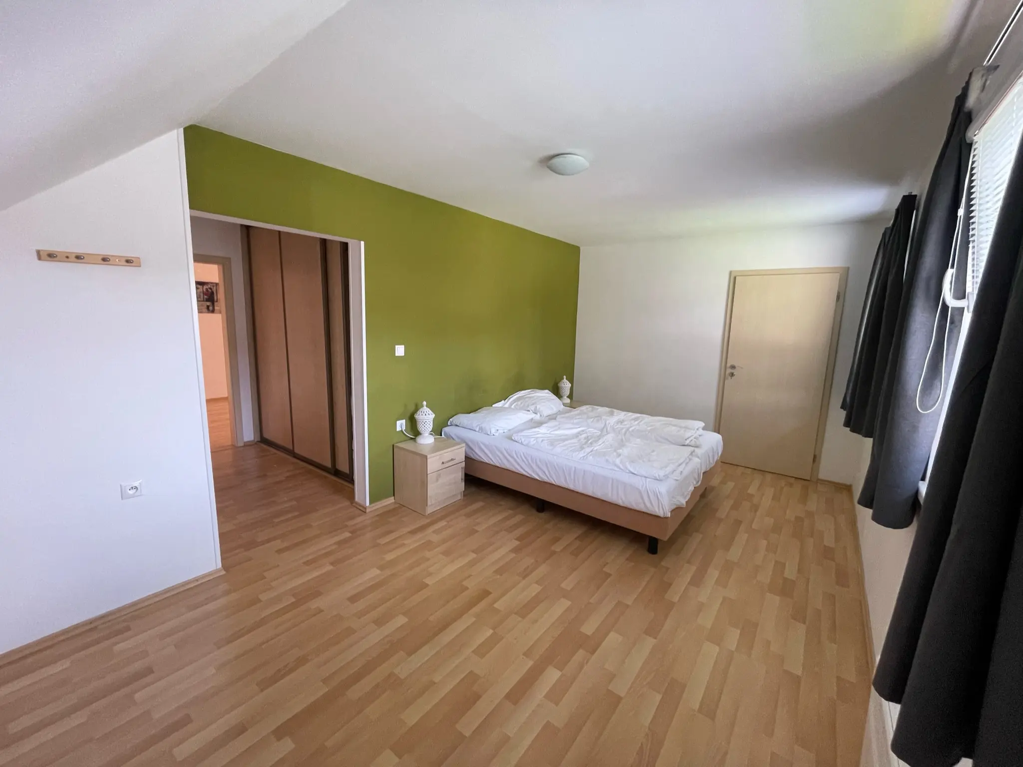 Fantastisch bij Lipnomeer gelegen, ruim gebouwde villa aan skipiste te koop, Zuid-Bohemen, Tjechische Republiek.