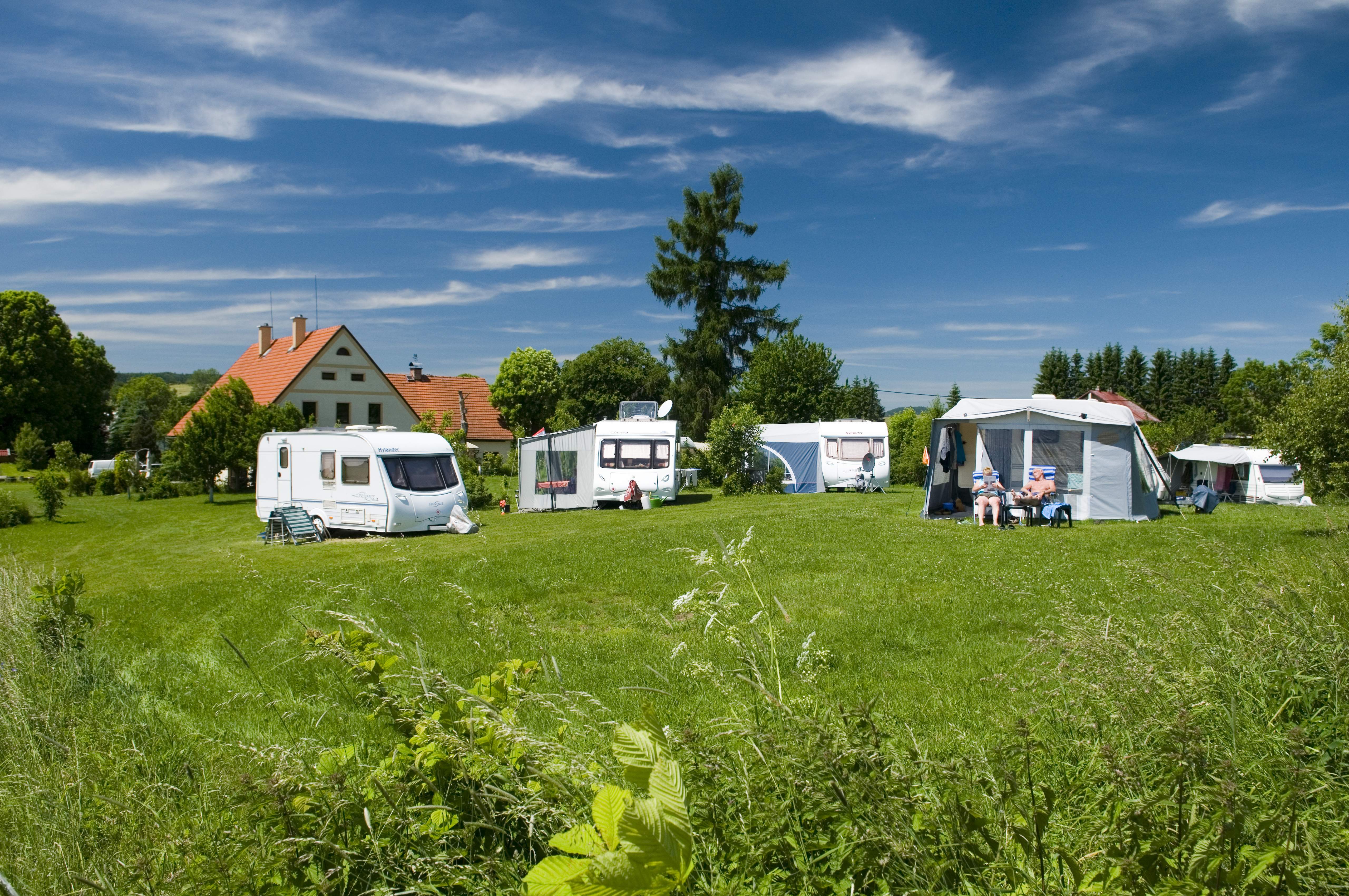Camping met diverse huizen en bijgebouwen, Broumov Tsjechie.