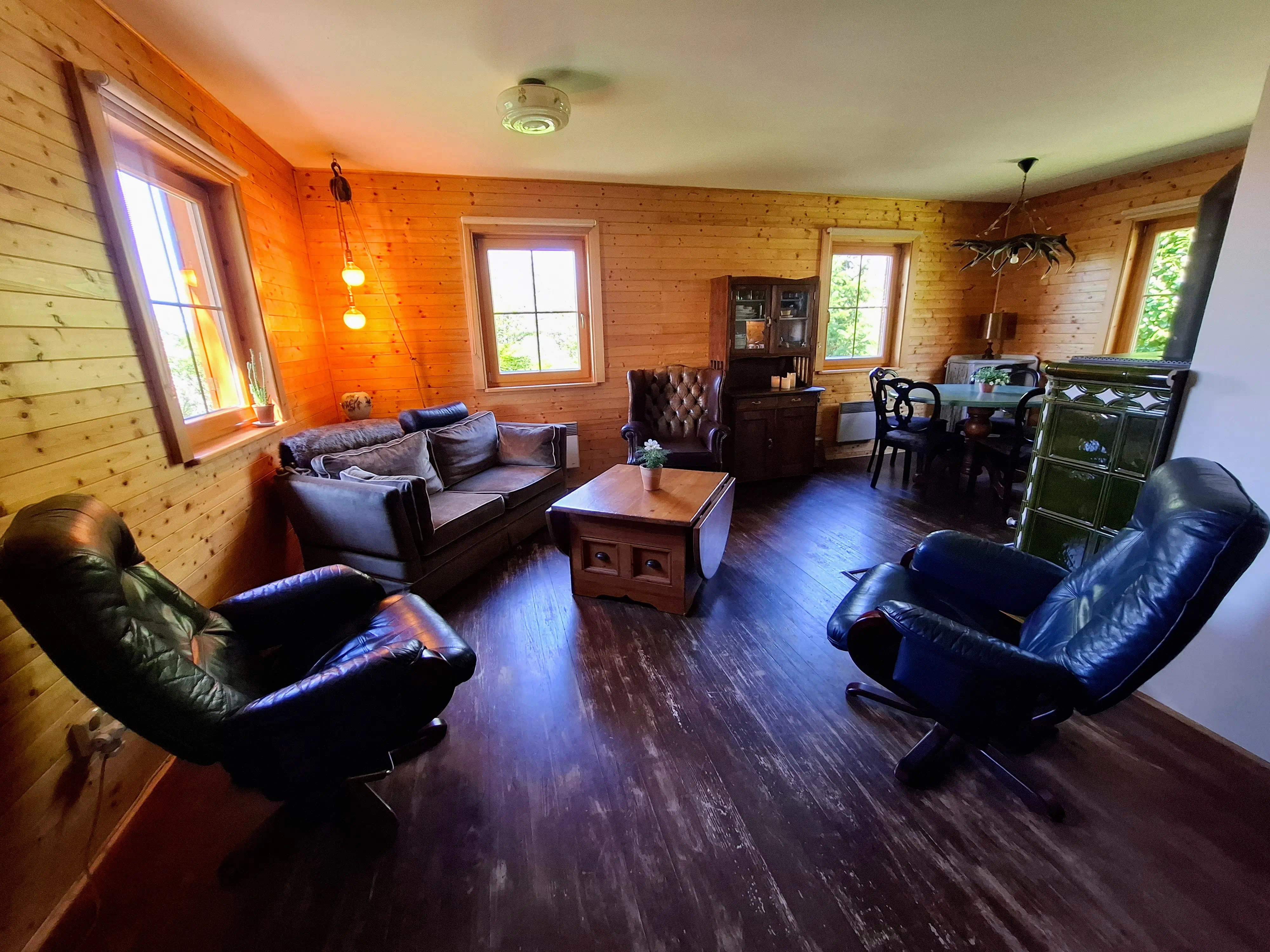 Woonkamer van landhuis, Boheems Zwitserland, Tsjechie.