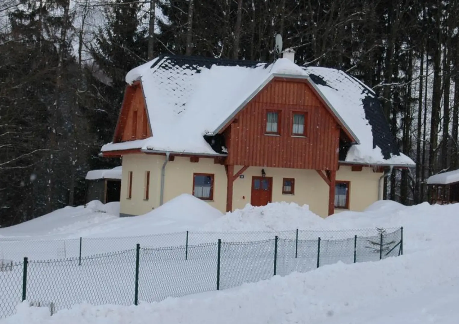 Ruim vakantiehuis, 4 slaapkamers, op gewilde locatie nabij Trutnov te koop in Tsjechie (onder Reuzengebergte).