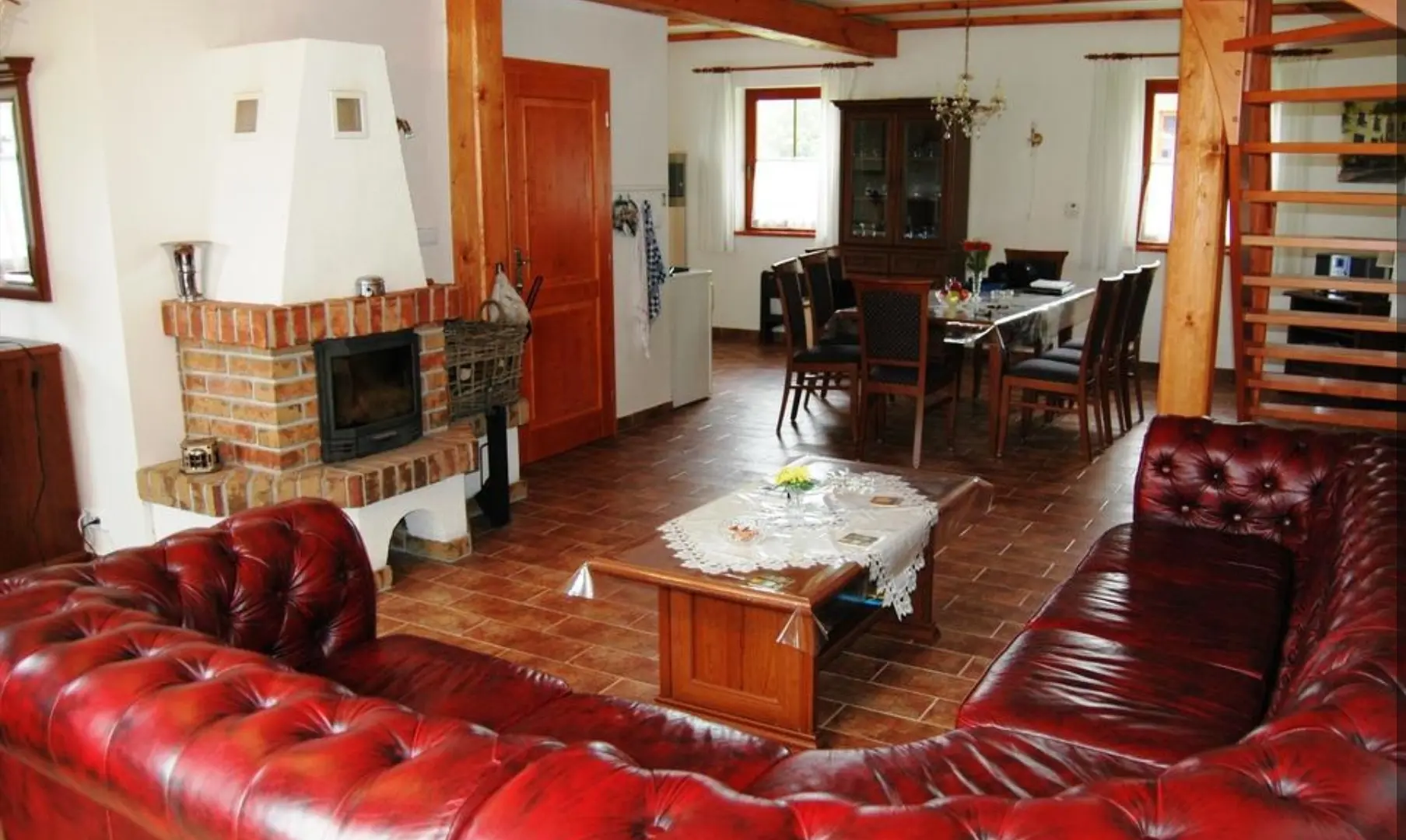 Woonkamer, houthaard, vrijstaande vakantiewoning Tsjechie