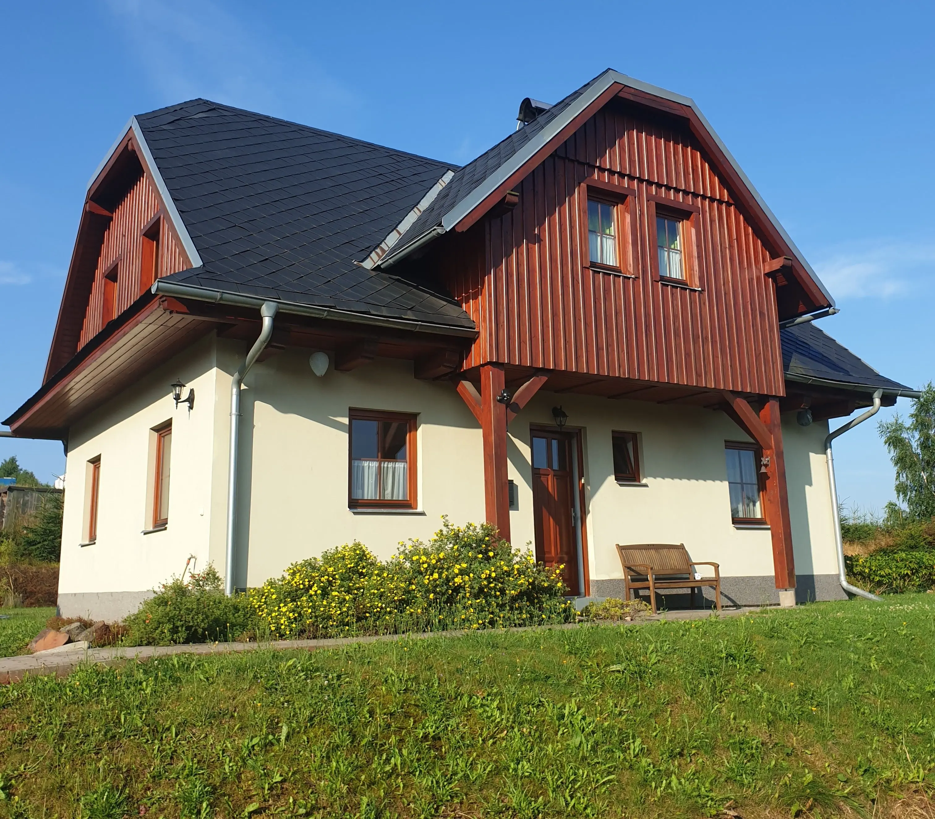 Ruim vakantiehuis, 4 slaapkamers, op gewilde locatie nabij Trutnov te koop in Tsjechie (onder Reuzengebergte).