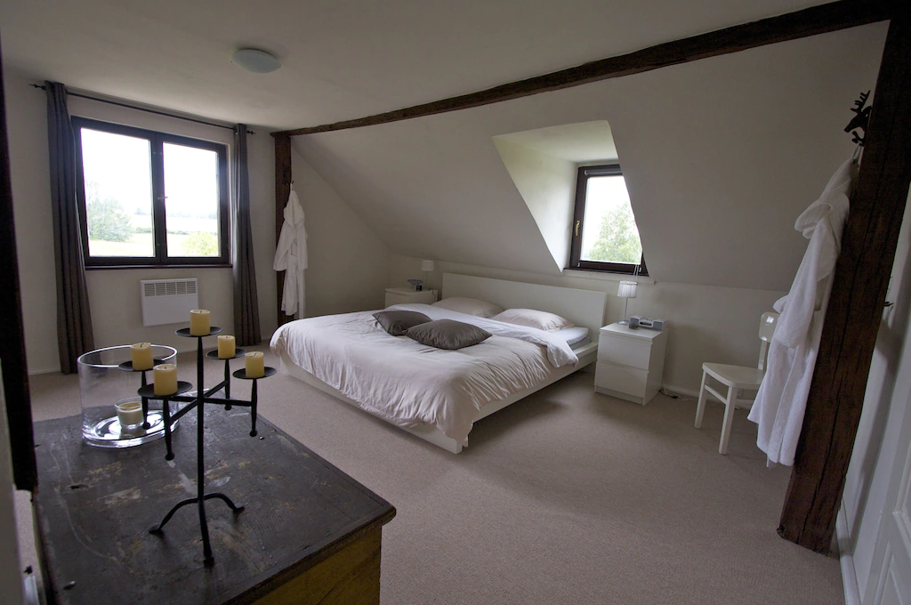 Grote slaapkamer in mooi te koop staand pand, regio Karlsbad.